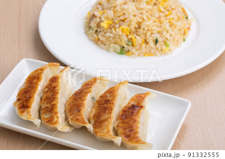 チャーハンと餃子 Fried rice and dumplings チャーハンと餃子 Fried rice and dumplings 91332555