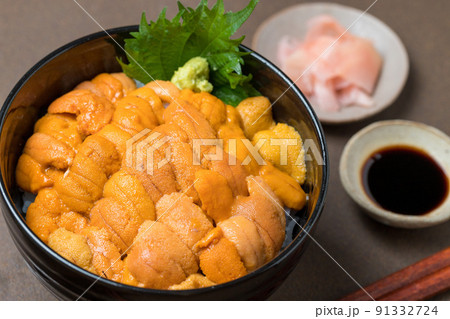 新鮮なウニ丼 91332724