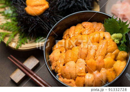 新鮮なウニ丼 91332728
