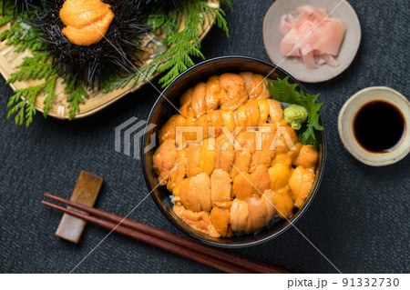 新鮮なウニ丼 91332730