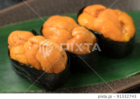 新鮮なウニのお寿司 91332743