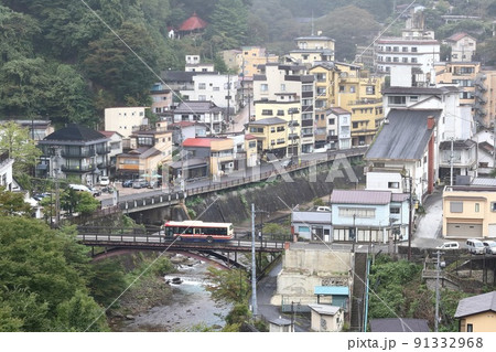 福島　福島市　土湯温泉の街並み（早乙女橋を渡る福島交通バス） 91332968