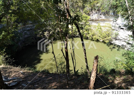 メキシコ チチェンイッツァ遺跡のセノーテ 91333365
