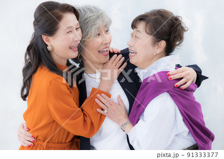 シニア女性　お洒落なシニアのポートレート 91333377
