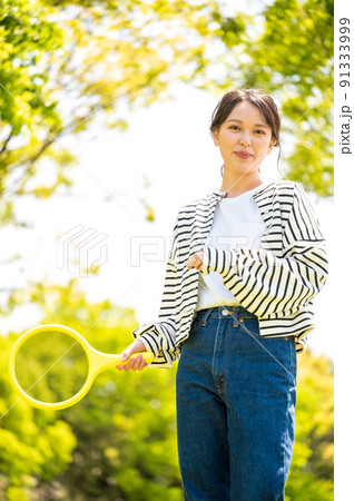 晴れの屋外でバドミントンを楽しむ若くてかわいい女性 晴れの屋外でバドミントンを楽しむ若くてかわいい女性 91333999