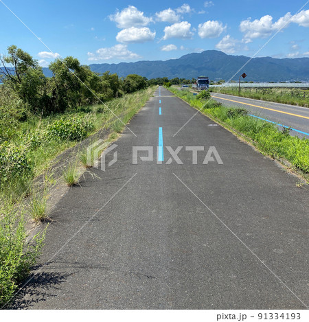 夏の暑い日の道 91334193