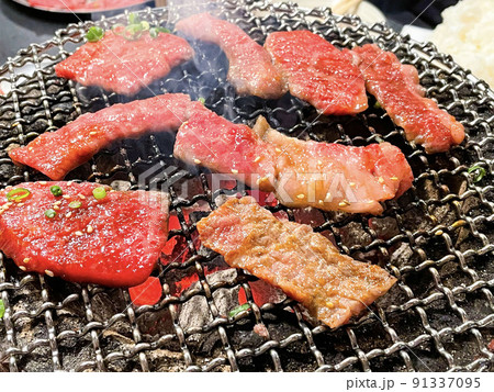 おいしそうな炭火焼肉 91337095