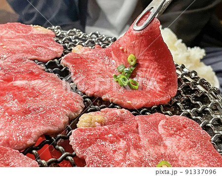 おいしそうな炭火で牛タン 91337096