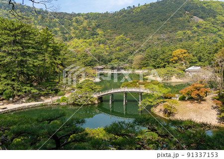 香川県高松市 栗林公園栗林公園を代表する景観の飛来峰と偃月橋 香川県高松市 栗林公園栗林公園を代表する景観の飛来峰と偃月橋 91337153