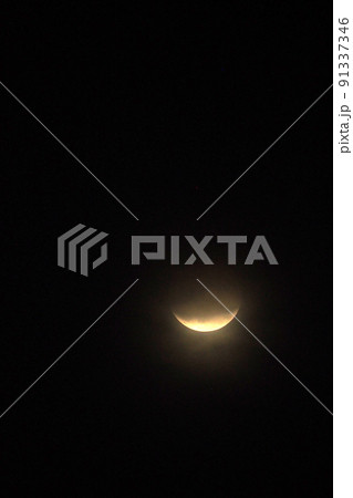 黒画面 幻想的な月食 壁紙 コピースペースに 黒画面 幻想的な月食 壁紙 コピースペースに 91337346