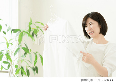 洗濯物をチェックする女性 91337633