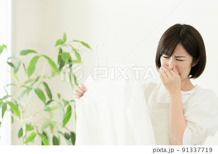洗濯物の臭いを嗅ぐ女性 洗濯物の臭いを嗅ぐ女性 91337719