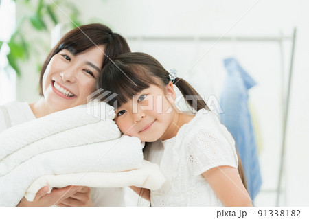 家事を手伝う女の子 91338182