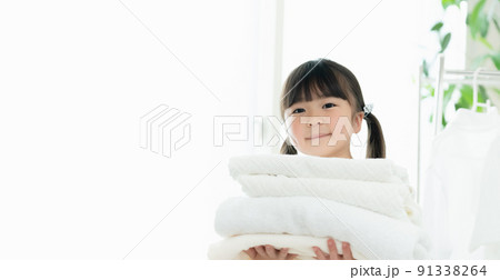 家事を手伝う女の子 91338264