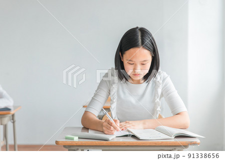 学校で勉強する高学年の小学生(塾・夏期講習) 学校で勉強する高学年の小学生(塾・夏期講習) 91338656