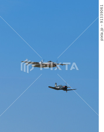 B-25Jミッチェル爆撃機を護衛するF4U-4コルセア艦上戦闘機 91339061