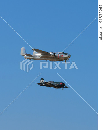 B-25Jミッチェル爆撃機を護衛するF4U-4コルセア艦上戦闘機 91339067