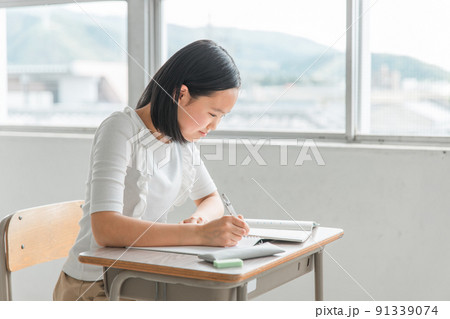 学校で勉強する高学年の小学生（塾・夏期講習） 91339074