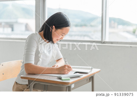 学校で勉強する高学年の小学生（塾・夏期講習） 91339075