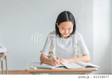 学校の教室で楽しく勉強する笑顔の高学年の小学生（塾・夏期講習） 91339077