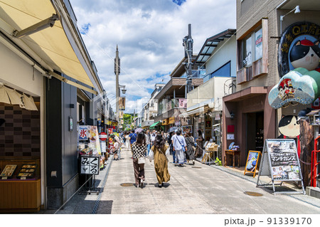 【神奈川県】たくさんの観光客で賑わう鎌倉の小町通り 【神奈川県】たくさんの観光客で賑わう鎌倉の小町通り 91339170