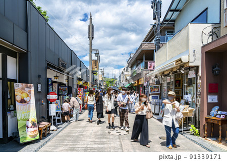 【神奈川県】たくさんの観光客で賑わう鎌倉の小町通り 91339171