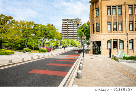 平和記念公園のレストハウスと元安橋方面を展望しています。明るい快晴の公園風景をどうぞ。広島県 91339257