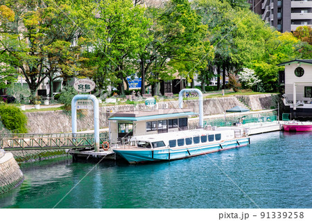 平和記念公園から宮島へ巡行する遊覧船の乗り場風景です。世界遺産を巡ります。 91339258