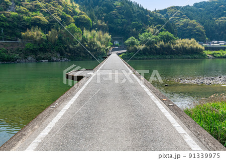 高知県　仁淀川に掛かる名越屋沈下橋 91339975