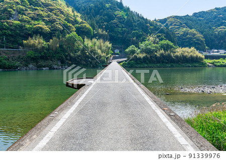 高知県 仁淀川に掛かる名越屋沈下橋 高知県 仁淀川に掛かる名越屋沈下橋 91339976