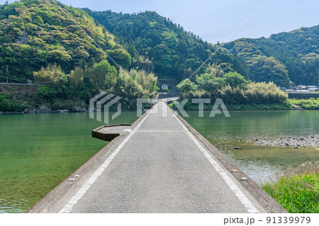 高知県　仁淀川に掛かる名越屋沈下橋 91339979