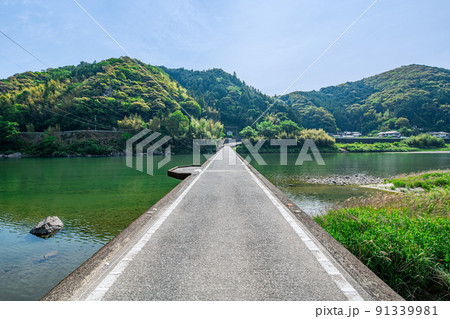 高知県 仁淀川に掛かる名越屋沈下橋 高知県 仁淀川に掛かる名越屋沈下橋 91339981