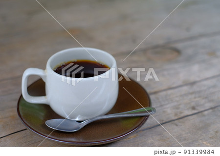 白いカップにコーヒー　文字入れ用 91339984