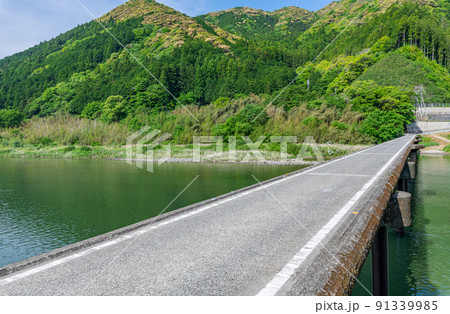 高知県　仁淀川に掛かる名越屋沈下橋 91339985