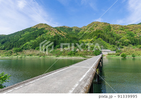 高知県　仁淀川に掛かる名越屋沈下橋 91339995