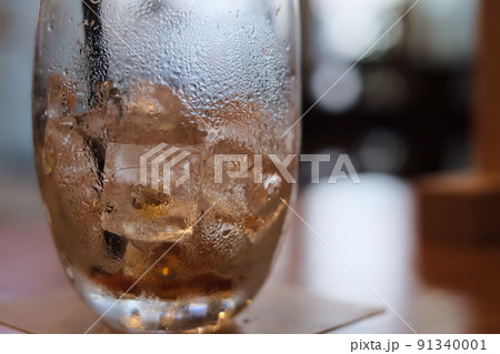 氷の残ったアイスコーヒーのグラス 氷の残ったアイスコーヒーのグラス 91340001