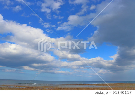海岸 海 青空 雲 海岸 海 青空 雲 91340117