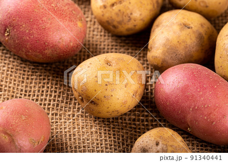Raw whole washed organic potatoes Raw whole washed organic potatoes 91340441