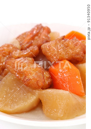 大根と薩摩揚げの煮物　和風のおかず　明るい背景 91340950