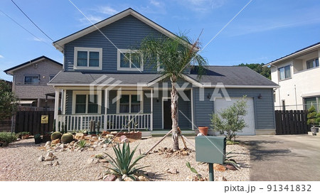 青空に映えるカリフォルニアスタイル（西海岸風）のオシャレでかわいい美しい憧れのアメリカン邸宅 91341832