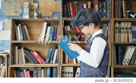 図書室で本を読む少年 91342023