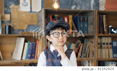本棚の前で考える少年 本棚の前で考える少年 91342024