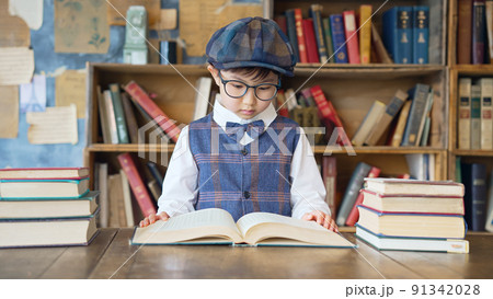 図書室で本を読む少年 91342028