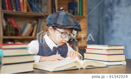 図書室で本を読む少年 91342029