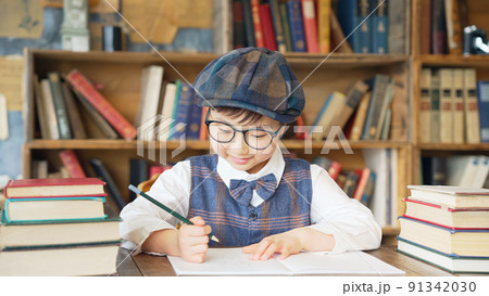 机で勉強する少年 91342030