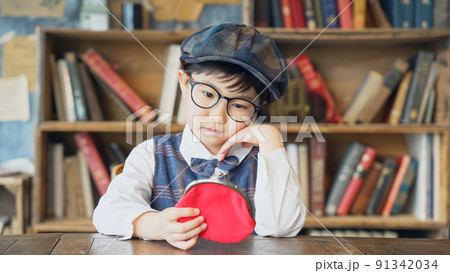 財布を見る少年 お金教育 財布を見る少年 お金教育 91342034