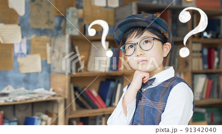 本棚の前で考える少年 91342040