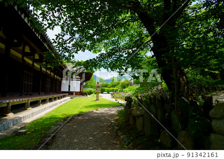 ならまち・元興寺・禅室の縁側と石灯籠 91342161