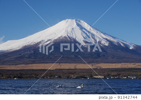 冬の富士山と山中湖 冬の富士山と山中湖 91342744