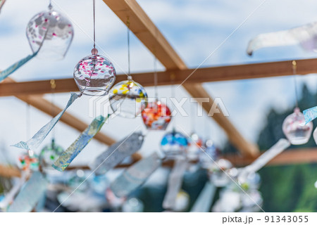 風に揺れるカラフルな風鈴　群馬県藤岡市 91343055